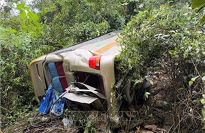 Xe khách lao xuống taluy âm khiến 2 người tử vong, nhiều người bị thương