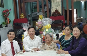 Agribank chi nhánh KCN Tân Tạo tặng quà mẹ Việt Nam Anh hùng