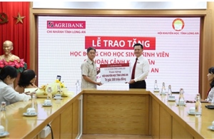 Agribank Long An trao tặng 350 triệu đồng học bổng chắp cánh ước mơ học đường