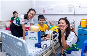 Pharmacity trao 300 phần quà cho bệnh nhi nhân dịp Quốc tế Thiếu nhi