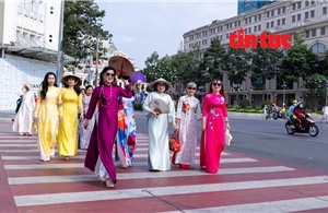 Phố đi bộ Nguyễn Huệ rực rỡ sắc màu dịp 8/3