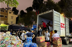 Xuyên đêm lên hàng, mong bà con vùng lũ thêm vững vàng