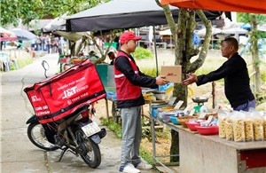 Chỉ cần vài chạm trên điện thoại, 'shipper' đến tận nhà lấy hàng 