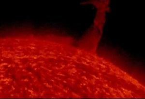 Video vòi rồng xuất hiện trên Mặt Trời