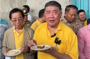 Thủ tướng Thái Lan ăn gạo để kho 10 năm để chứng minh an toàn