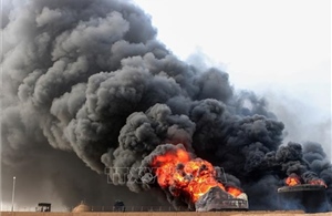 Saudi Arabia ném bom cảng tại Yemen