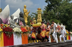 Hàng nghìn người tham gia lễ rước Kirab Waisak tại đền Borobudur