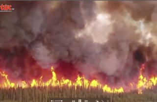  Canada: Hàng nghìn người sơ tán khẩn do cháy rừng ngày càng nghiêm trọng