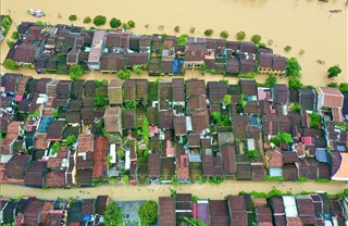 Phố cổ Hội An vẫn ngập trong nước lũ