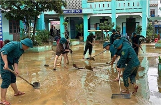 Đà Nẵng: Giúp dân vệ sinh môi trường khắc phục sau mưa lũ