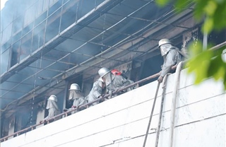 Dập tắt đám cháy tại Nhà máy Bia Hà Nội Habeco