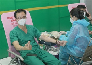 Bác sĩ hiến máu cứu người bệnh, đùm bọc nhau nơi bệnh viện dã chiến