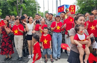 Người dân Thủ đô giao lưu cùng chiến sĩ diễu binh tại Quảng trường Ba Đình