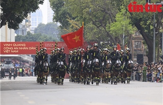 Kịch tính màn truy bắt tội phạm, mô tô hộ tống và cảnh khuyển tại hồ Hoàn Kiếm