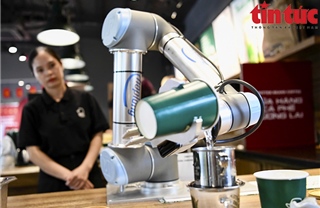 Trải nghiệm mới lạ tại quán cà phê sử dụng robot phục vụ dịp nghỉ Lễ 30/4–1/5