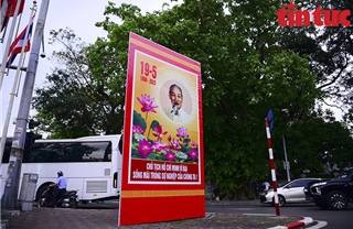 Hà Nội trang hoàng cờ hoa kỷ niệm 135 năm Ngày sinh Chủ tịch Hồ Chí Minh