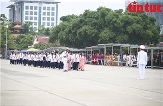 Dòng người xếp hàng vào Lăng viếng Bác trong ngày sinh của Người