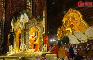 Người dân Ninh Bình đội nắng cung rước xá lợi Đức Phật về chùa Bái Đính