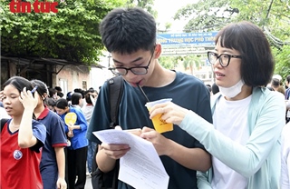 Phụ huynh &#39;tiếp sức&#39; cho thí sinh trong kỳ thi lớp 10 đầy cam go