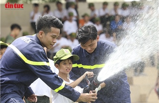 Thiếu nhi hào hứng học kỹ năng phòng cháy, chữa cháy