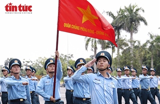 Chiến sĩ Phòng không – Không quân ‘gồng mình dưới nắng gắt, đeo tạ luyện tập phục vụ diễu binh 2/9