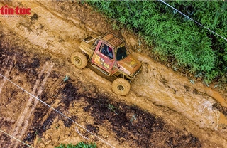 Kịch tính từng pha tranh tài ở giải đua ô tô địa hình lớn nhất Việt Nam
