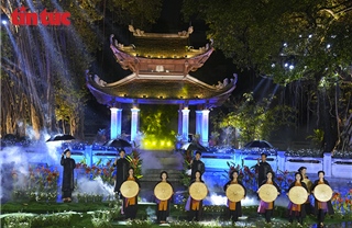 Áo dài &#39;kể chuyện&#39; di sản giữa Văn Miếu nghìn năm