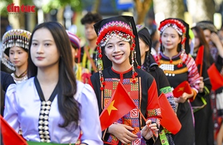 Sắc màu áo dài và cổ phục lan tỏa tại Hồ Hoàn Kiếm