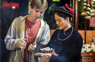 Bánh dày lá cẩm, sắc tím quyến rũ níu chân du khách ở Pác Ngòi