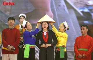 Vẻ đẹp phụ nữ Mường qua những hoa văn dệt truyền thống