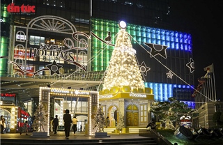 Người dân Hà Nội đổ về các trung tâm thương mại thưởng thức không khí Noel