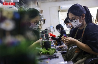 Người khuyết tật làm những hộp quà Giáng sinh độc đáo