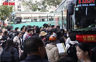 Bến xe Hà Nội đông nghịt khách trước kỳ nghỉ Tết Dương lịch
