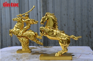 Tinh xảo ngựa linh vật dát vàng 24k hút khách dịp Tết Bính Ngọ