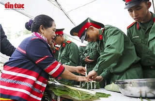 Gần 700 suất quà được trao tại chương trình “Bánh chưng xanh – Tết vì người nghèo” 2026