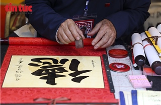 Mùng 2 Tết, nhộn nhịp xin chữ cầu may tại Văn Miếu – Quốc Tử Giám