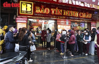 Người dân đội mưa xếp hàng mua vàng sát ngày vía Thần tài 