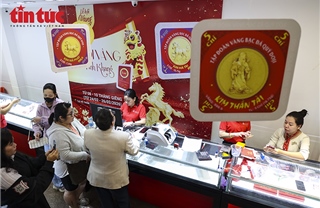 Xuyên đêm đội mưa rét chờ mua vàng ngày Vía Thần Tài