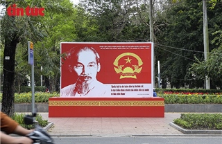 Cờ hoa rực đỏ khắp phố phường Hà Nội chào mừng ngày bầu cử