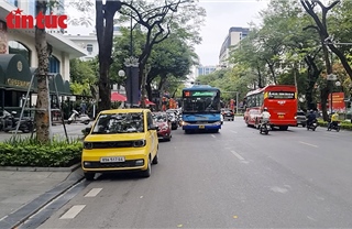 Ô tô chiếm dụng điểm dừng xe buýt, hành khách đối mặt mất an toàn giao thông