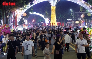 Biển người đổ về Công viên Văn Lang xem pháo hoa dịp Giỗ Tổ Hùng Vương