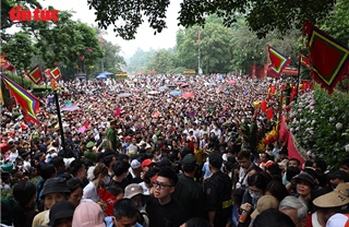 Người dân thành kính hướng về Đền Hùng trong ngày Giỗ Tổ