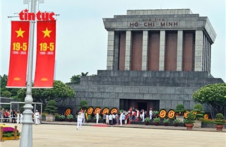 Đông đảo người dân vào Lăng viếng Bác sáng 19/5