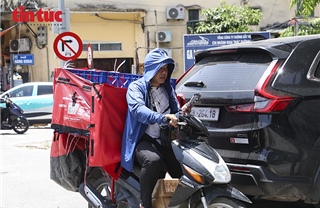 Nắng nóng đỉnh điểm, người lao động Hà Nội chật vật mưu sinh