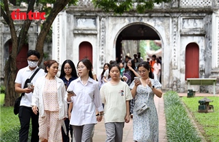 Sĩ tử gửi kỳ vọng tại Văn Miếu trước kỳ thi tốt nghiệp THPT