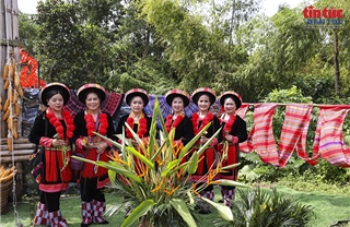 Người dân nô nức vui chơi tại Làng Văn hóa dịp nghỉ lễ 2/9