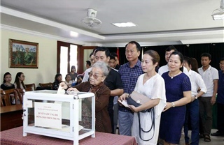 Nghĩa tình người Việt tại Lào với đồng bào miền Trung