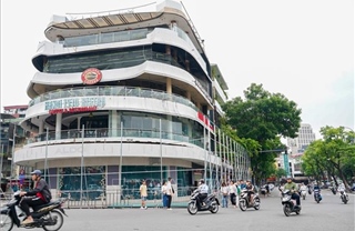 Hà Nội: Tòa nhà &#39;Hàm cá mập&#39; bắt đầu được quây rào, tiến hành phá dỡ