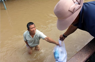 Tiếp tế nhu yếu phẩm cho người dân vùng lũ Lâm Đồng