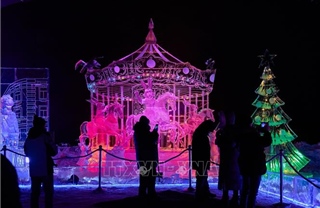 Rực rỡ lễ hội điêu khắc băng tại St. Petersburg, Nga